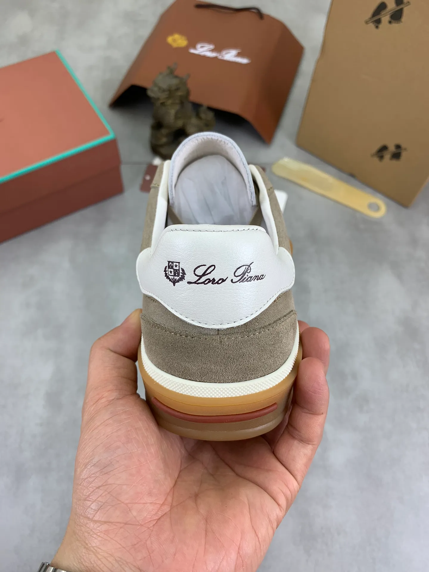 Men's Men's Shoes 💰P540 New 💰High Quality Loro Piana 💯Top Authentic Grade💯Buy the original 1:1 copy💯 Founded the existing Loro Piana company on April 24, 1924. It is now the sixth generation of family business, providing top quality products to customers who are discerning in taste and quality. Imported original fabrics, made of plain calfskin lining. Hand-sewn threads with cowhide feet. Original packaging. Size: 38-45. 7⃣️ colors available.